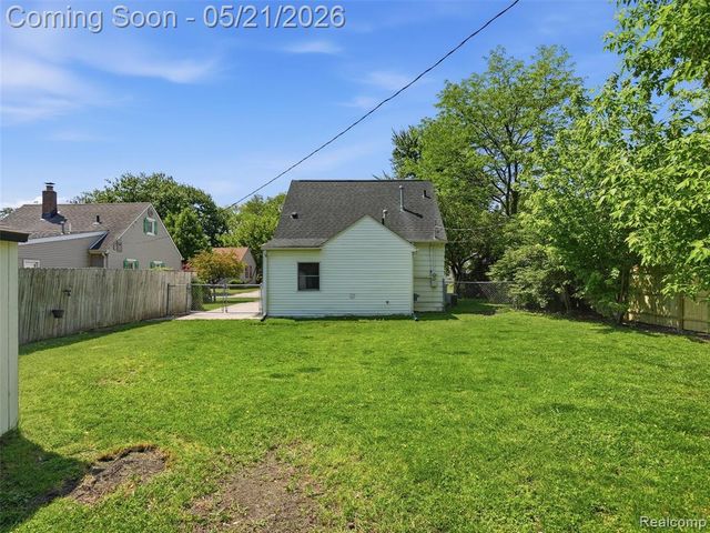 22329 Maxine Street, Saint Clair Shores, MI 48080