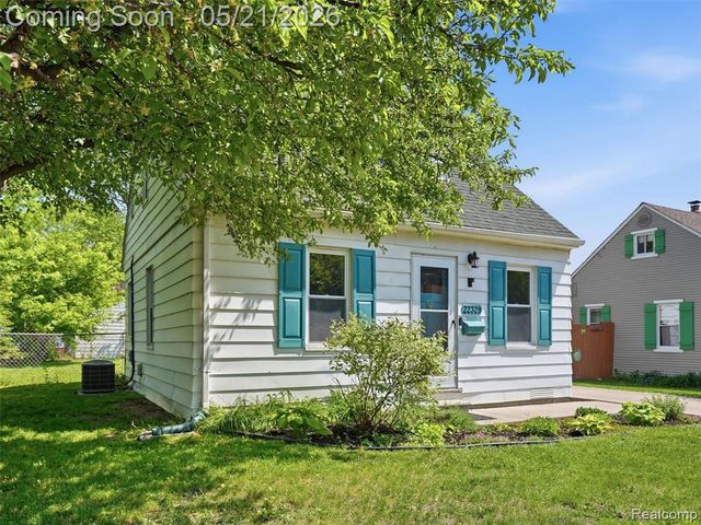 22329 Maxine Street, Saint Clair Shores, MI 48080