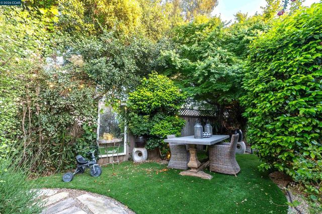 3229 Toyon Ter, Alameda, CA 94501