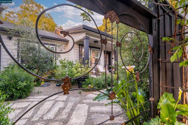 3229 Toyon Ter, Alameda, CA 94501