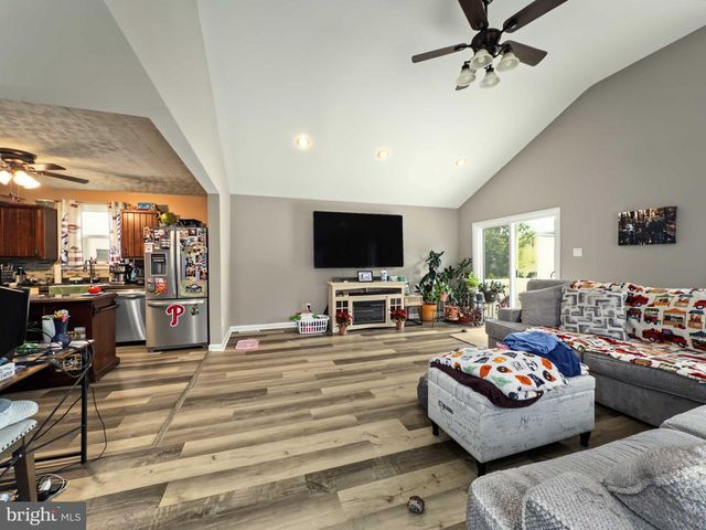 218 READING AVE, Barrington, NJ 08007