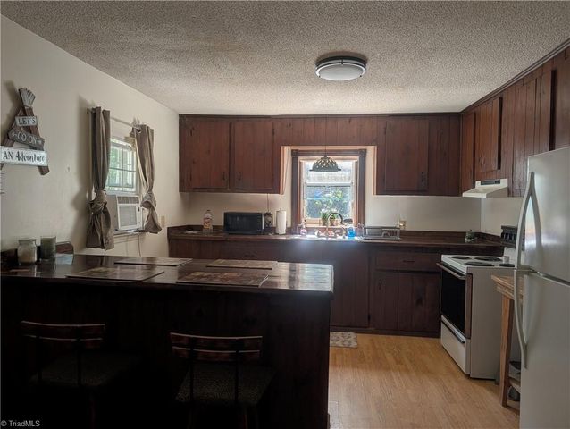 1040 Artists Way Road, Danbury, NC 27016