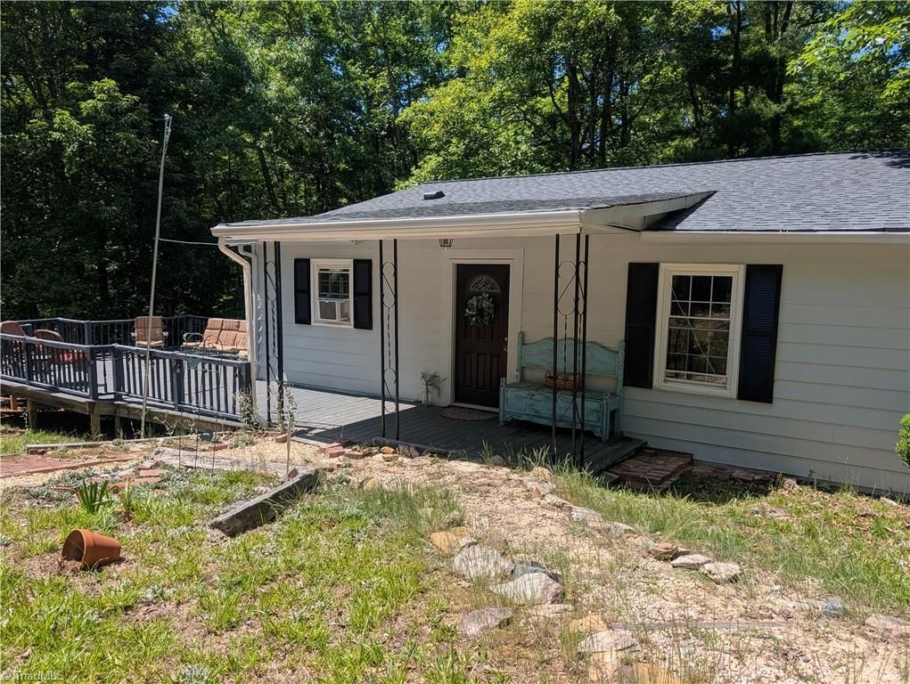1040 Artists Way Road, Danbury, NC 27016