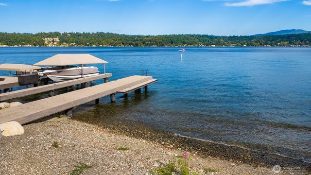 672 W Lake Sammamish Parkway NE, Bellevue, WA 98008