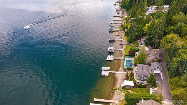 672 W Lake Sammamish Parkway NE, Bellevue, WA 98008