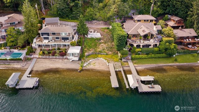 672 W Lake Sammamish Parkway NE, Bellevue, WA 98008