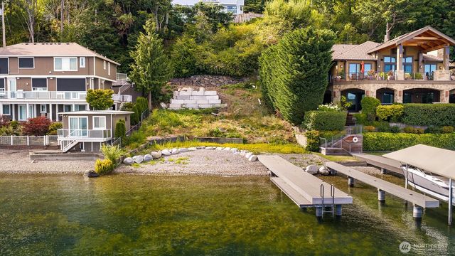 672 W Lake Sammamish Parkway NE, Bellevue, WA 98008