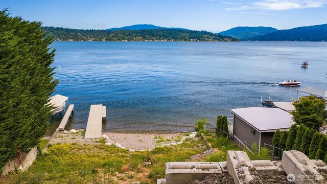 672 W Lake Sammamish Parkway NE, Bellevue, WA 98008