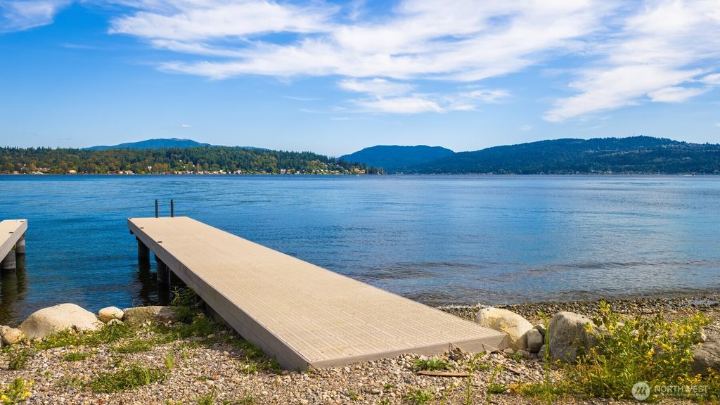 672 W Lake Sammamish Parkway NE, Bellevue, WA 98008