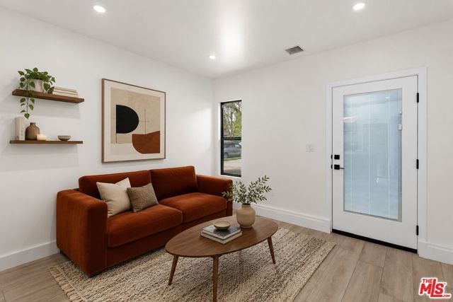 19701 Blythe Street, Los Angeles, CA 91306