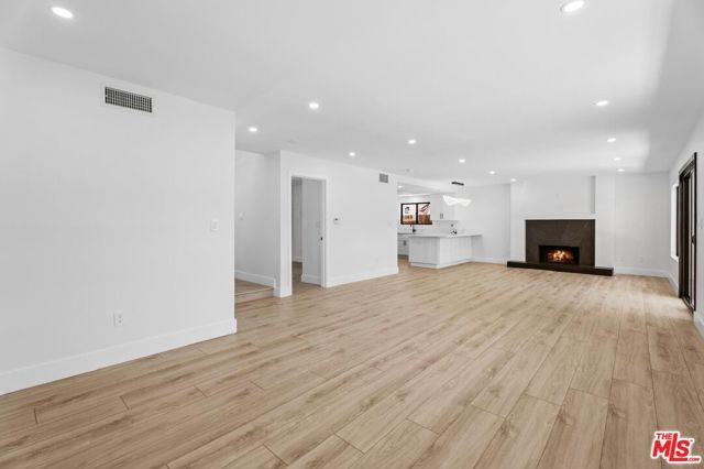 19701 Blythe Street, Los Angeles, CA 91306