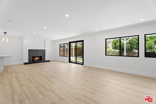19701 Blythe Street, Los Angeles, CA 91306