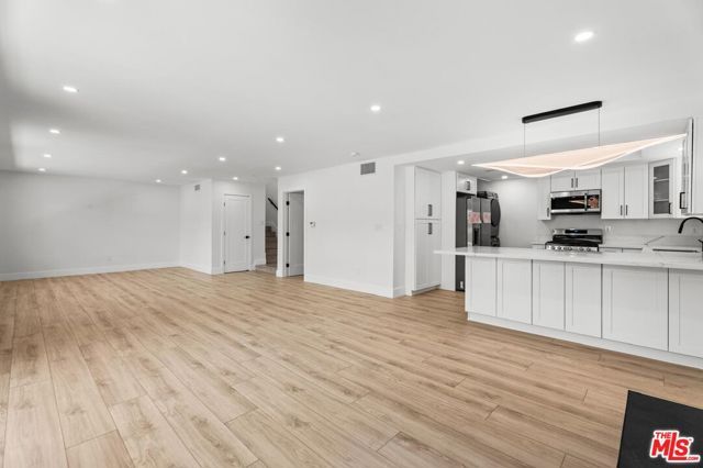 19701 Blythe Street, Los Angeles, CA 91306
