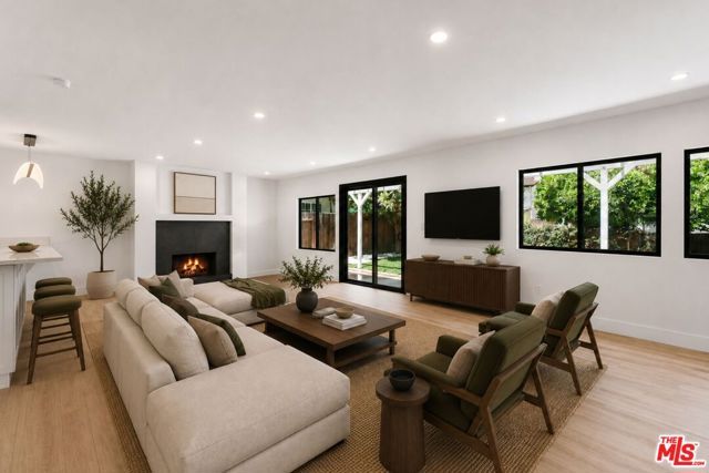 19701 Blythe Street, Los Angeles, CA 91306