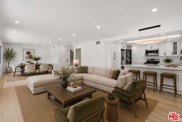 19701 Blythe Street, Los Angeles, CA 91306