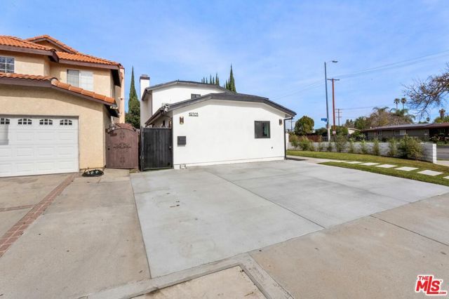 19701 Blythe Street, Los Angeles, CA 91306