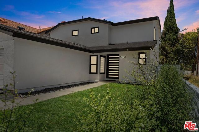 19701 Blythe Street, Los Angeles, CA 91306