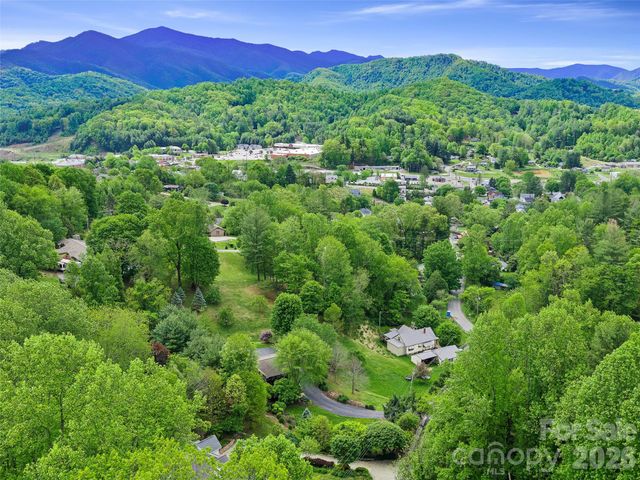210 Shepard Way, Burnsville, NC 28714