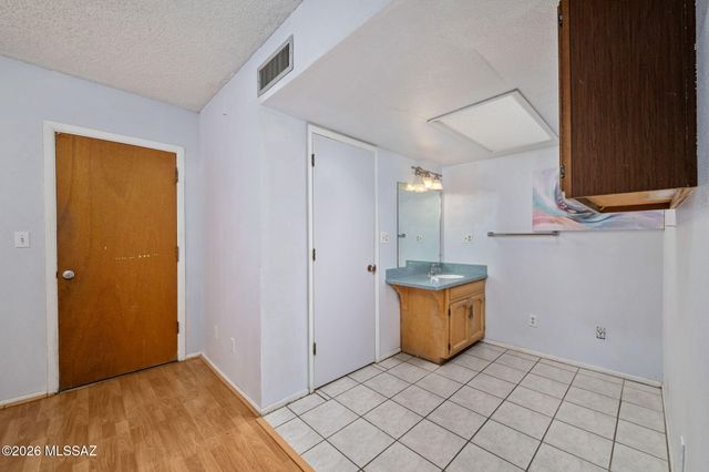2000 N Heatherbrae Circle, Tucson, AZ 85715