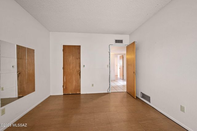 2000 N Heatherbrae Circle, Tucson, AZ 85715