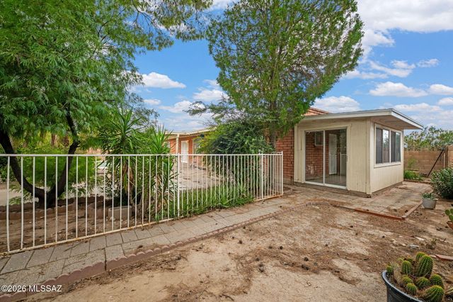 2000 N Heatherbrae Circle, Tucson, AZ 85715