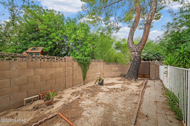2000 N Heatherbrae Circle, Tucson, AZ 85715