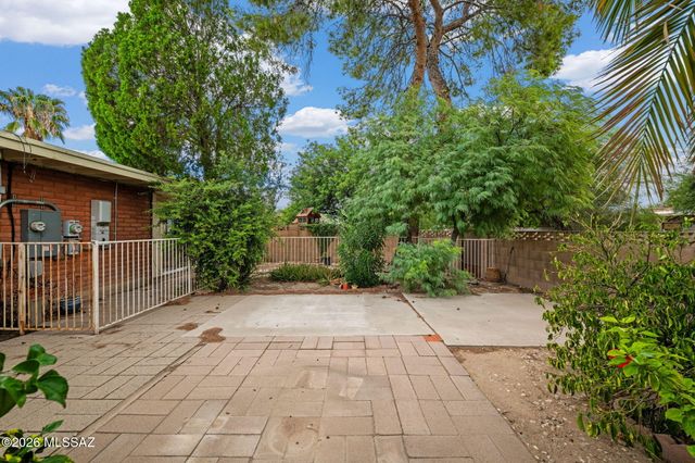 2000 N Heatherbrae Circle, Tucson, AZ 85715