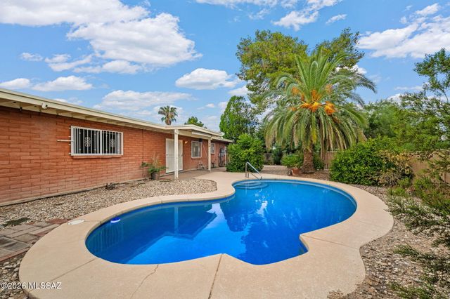 2000 N Heatherbrae Circle, Tucson, AZ 85715