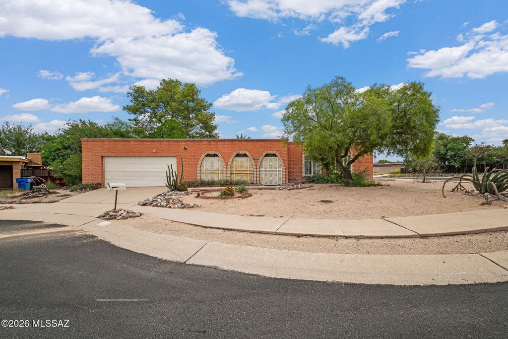2000 N Heatherbrae Circle, Tucson, AZ 85715