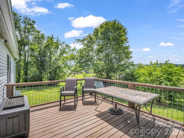 210 Banner Farm Road, Mills River, NC 28759
