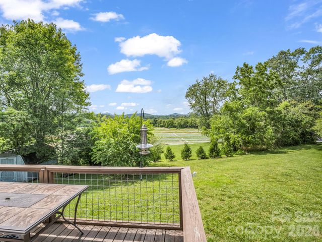 210 Banner Farm Road, Mills River, NC 28759