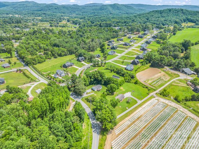 210 Banner Farm Road, Mills River, NC 28759