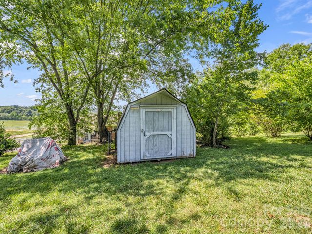 210 Banner Farm Road, Mills River, NC 28759