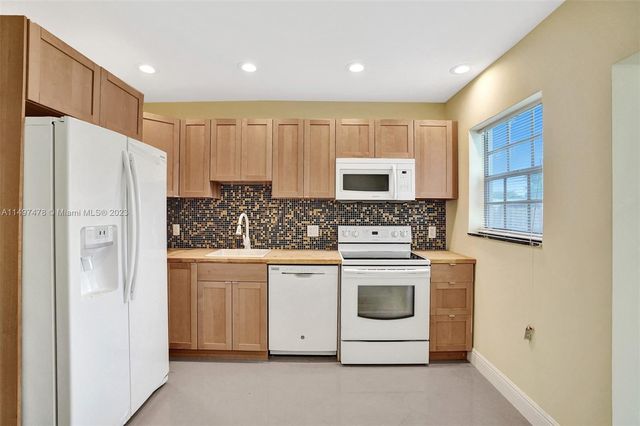 210 N 72nd Ave, Hollywood, FL 33024