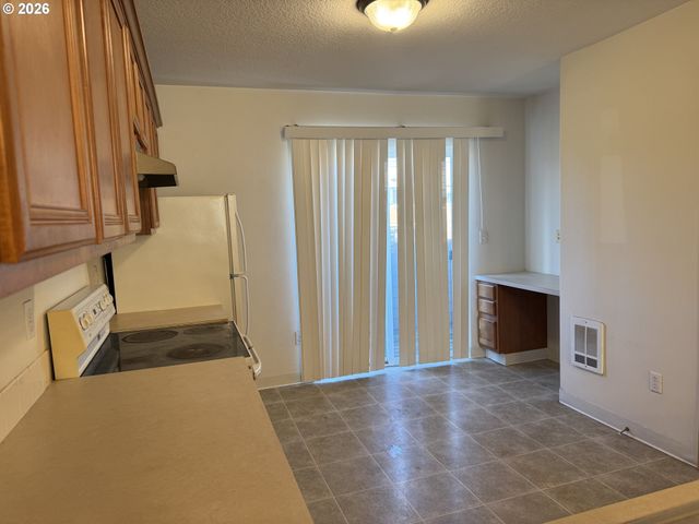 8728 Se DIVISION St, Portland, OR 97266