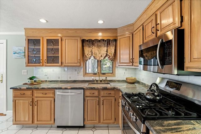 14 Belmont Rd, Burlington, MA 01803