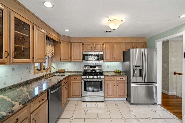 14 Belmont Rd, Burlington, MA 01803