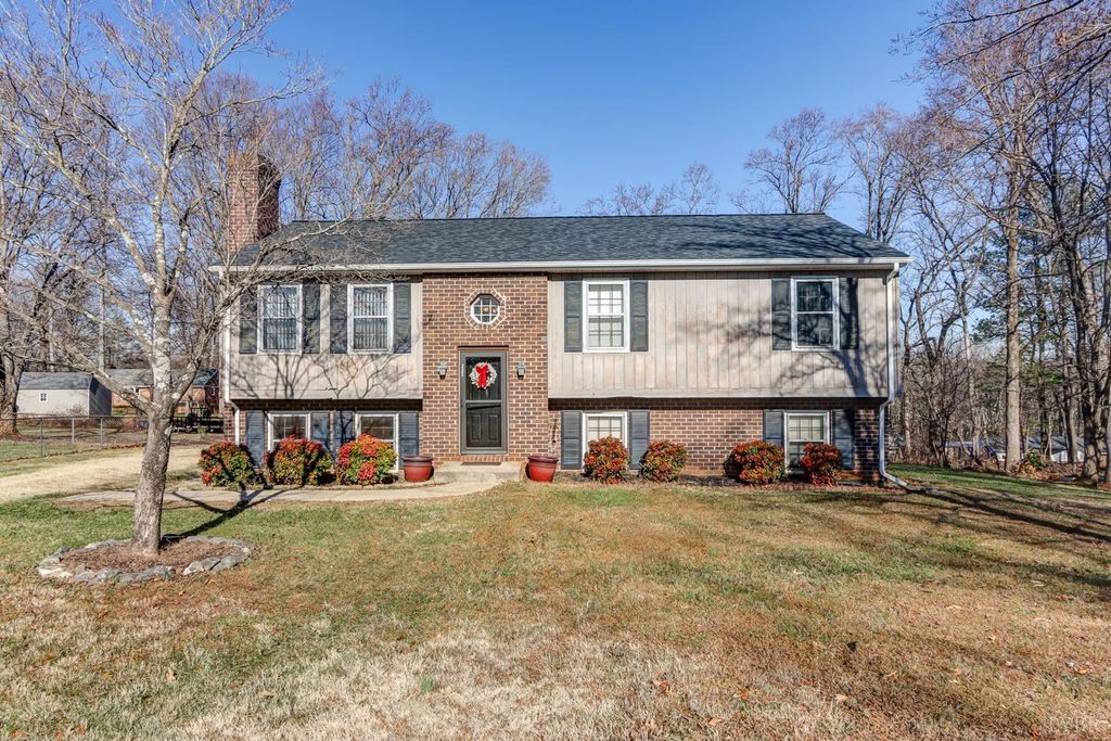 332 Sunrise Dr, Forest, VA 24551