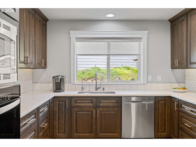142 Nw CANYON CREEK Dr, Mc Minnville, OR 97128