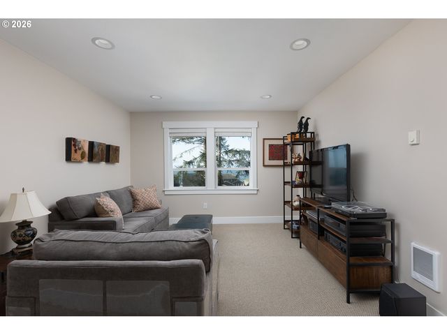 2160 Sw COAST Ave, Lincoln City, OR 97367