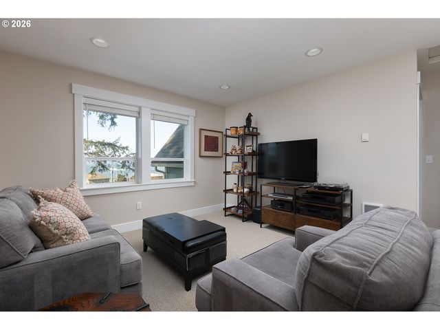 2160 Sw COAST Ave, Lincoln City, OR 97367