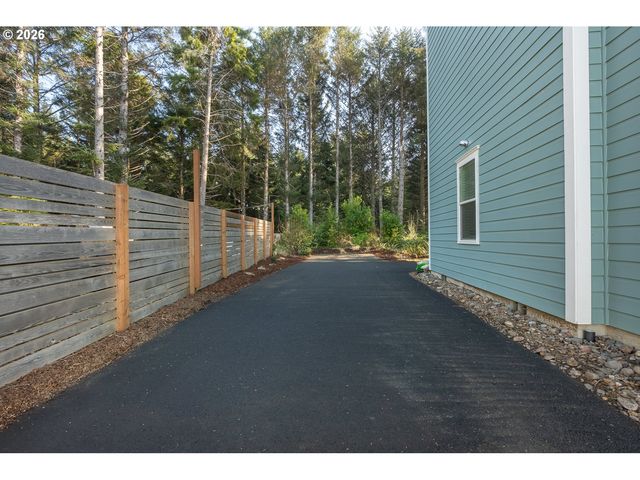 2160 Sw COAST Ave, Lincoln City, OR 97367