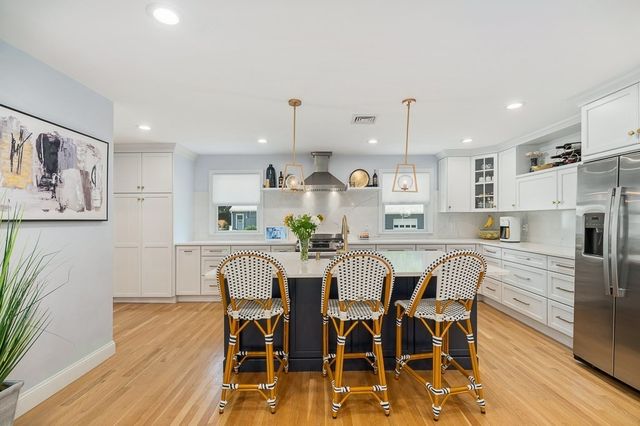 31 Orchard Rd, Hamilton, MA 01982