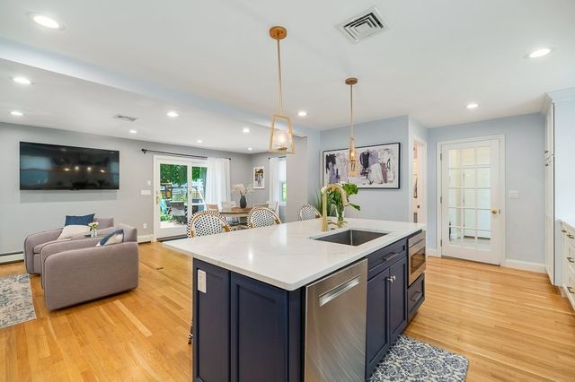 31 Orchard Rd, Hamilton, MA 01982