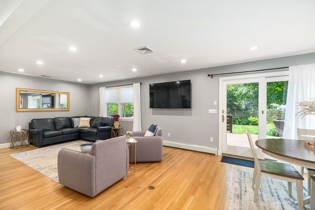 31 Orchard Rd, Hamilton, MA 01982