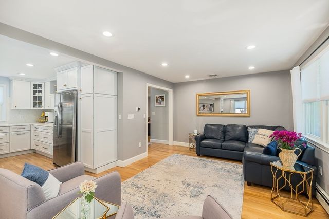 31 Orchard Rd, Hamilton, MA 01982