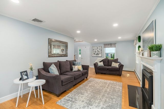 31 Orchard Rd, Hamilton, MA 01982