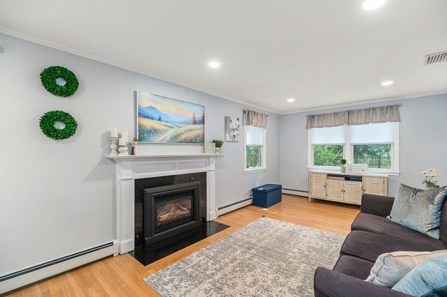31 Orchard Rd, Hamilton, MA 01982
