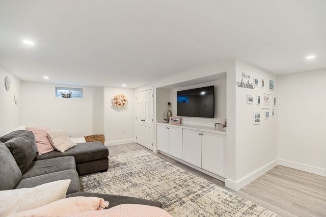 31 Orchard Rd, Hamilton, MA 01982