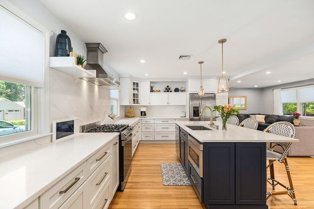 31 Orchard Rd, Hamilton, MA 01982